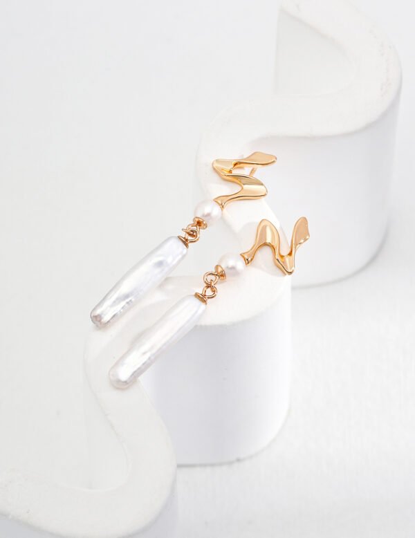Design natural pearl earrings